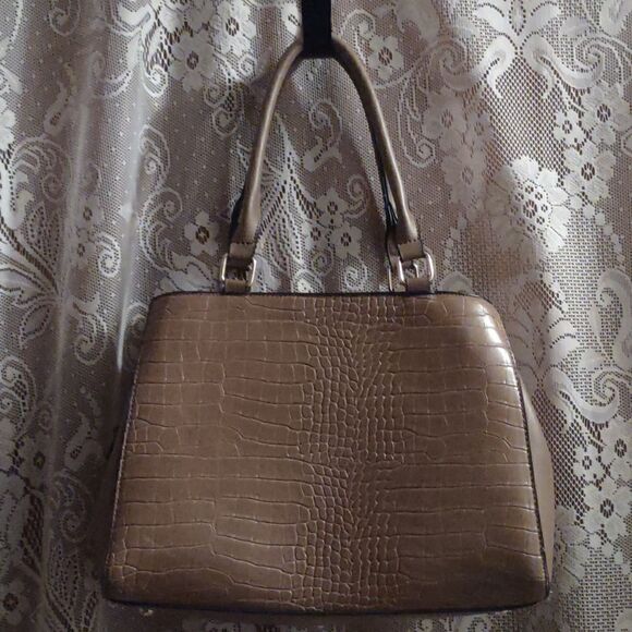 Adrienne Vittadini‎ tan faux alligator embossed handbag 13x9.5 - Picture 4 of 11
